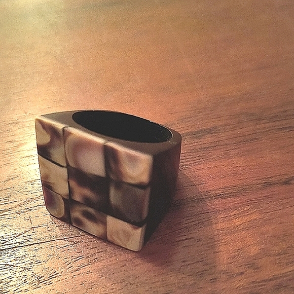 Brown Tortoiseshell Patterned Ring. Great Condition. Size 7 1/2 - Picture 2 of 5
